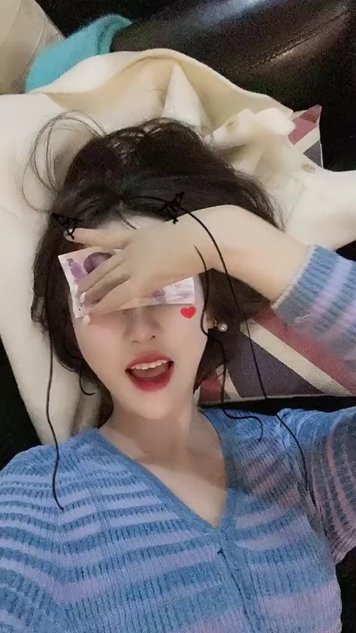 美女太幽默了,在家这样玩自拍