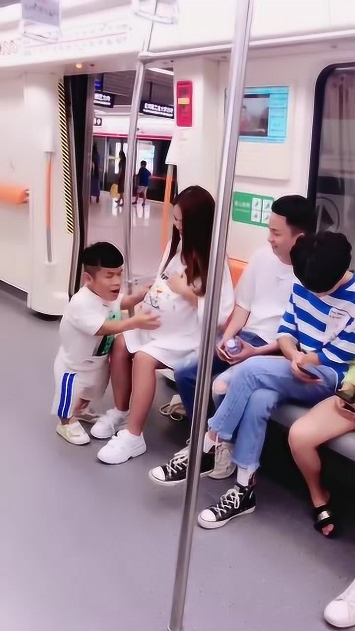 孕妇挺大肚子坐地铁男子爱心爆棚的动作太暖心了