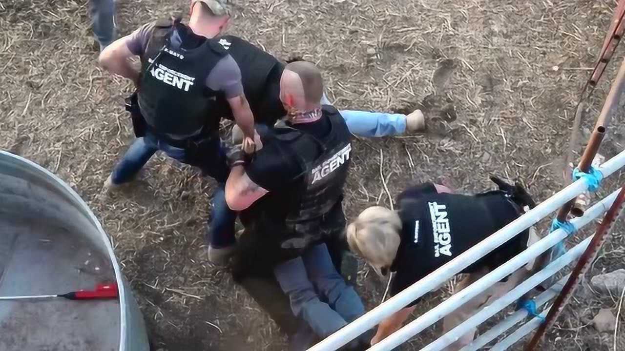 美国赏金猎人抓捕罪犯现场执法手段相当粗鲁场面不堪入目