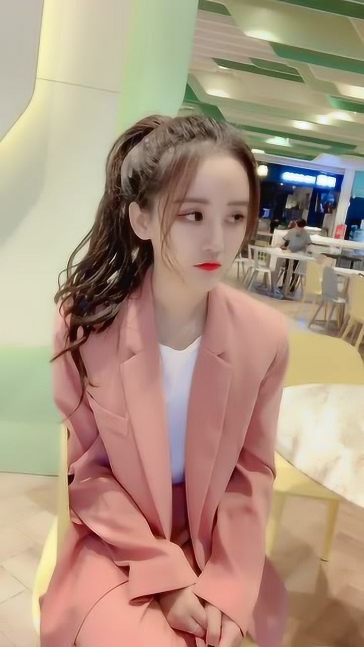 邻居家小姐姐又出来秀颜值了嘟嘴卖萌的样子太美了网友爱她