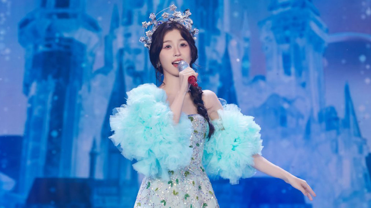 虞书欣春晚化身冰雪公主,甜美演唱《雪绒花》,舞台粉又幸福了