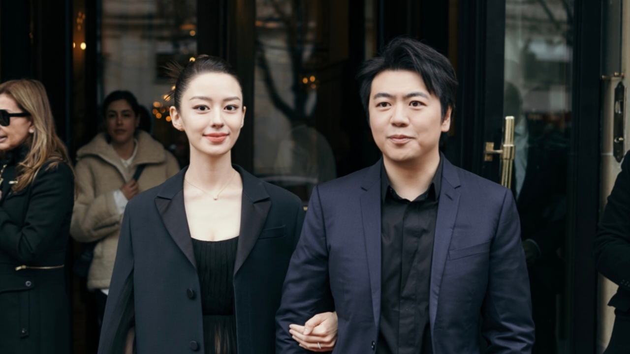 郎朗夫妇出席巴黎时装周,吉娜与娜塔莉波特曼热聊,气质完全不输