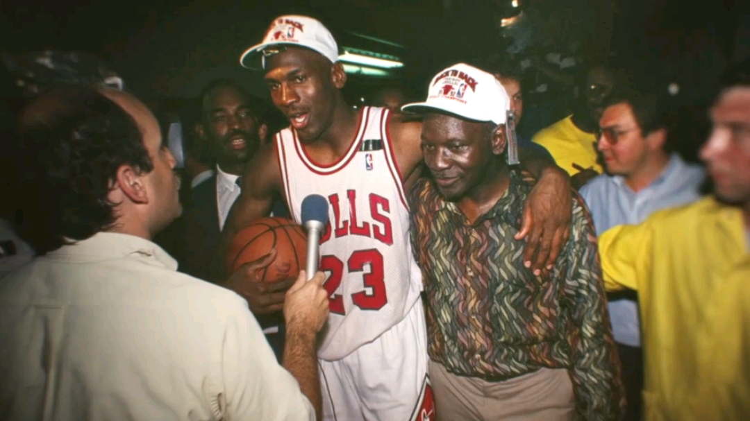 乔丹究竟为什么会在巅峰期选择退役,这与他的父亲被枪杀有何关系?