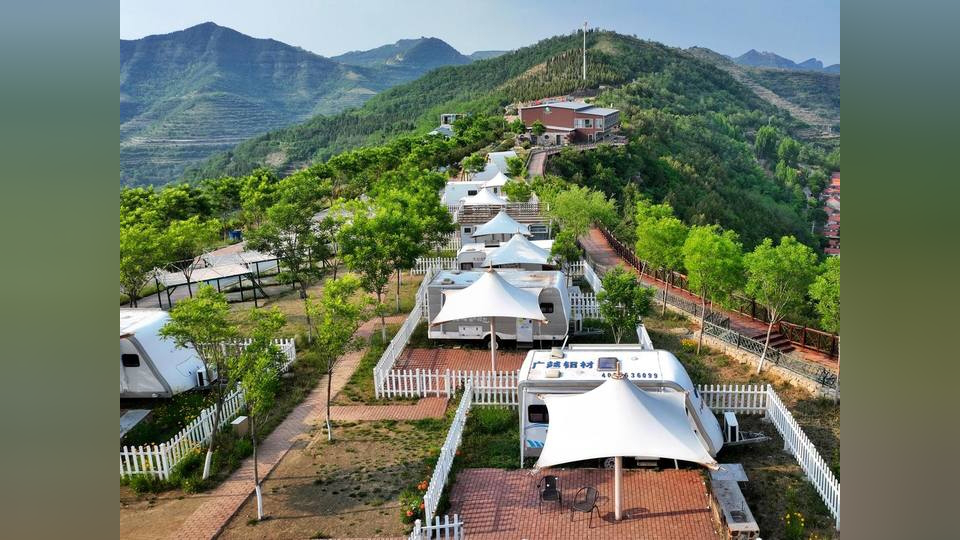打卡潍坊临朐淹子岭房车露营公园,体验"手可摘星辰"