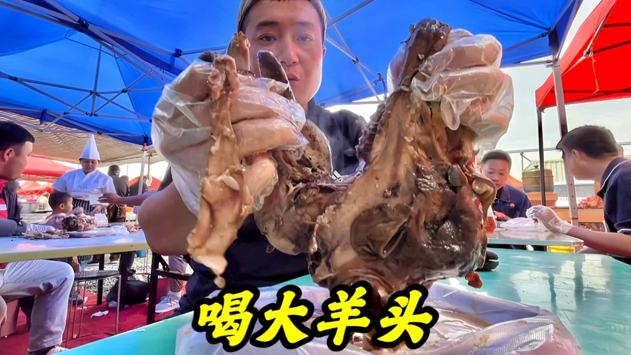 赶新疆大集,吃39元大羊头,配上洋葱和大蒜咥美了,光羊头都能吃饱.