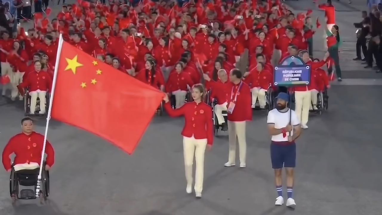 巴黎残奥会中国队出场,给了两分钟镜头,现场观众高喊加油