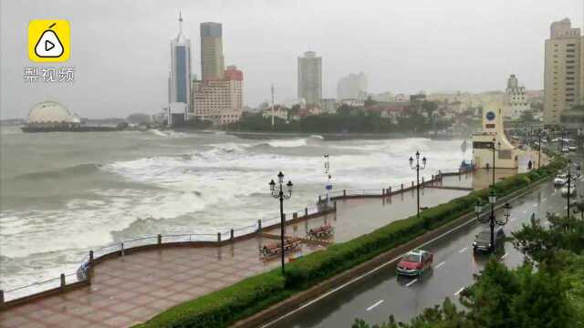 巨浪滚滚!海水漫过青岛栈桥,海水浴场沙滩被淹没