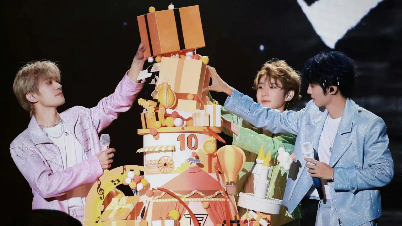 tfboys十周年演唱会蛋糕塌了,王源机智救场