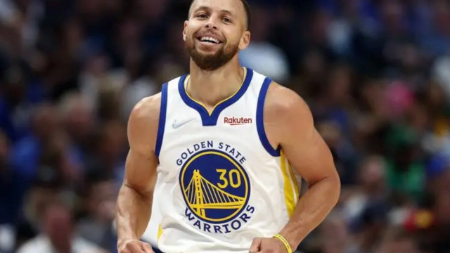 勇士经典电梯门战术!库里摆脱防守后突破 助保罗压哨三分