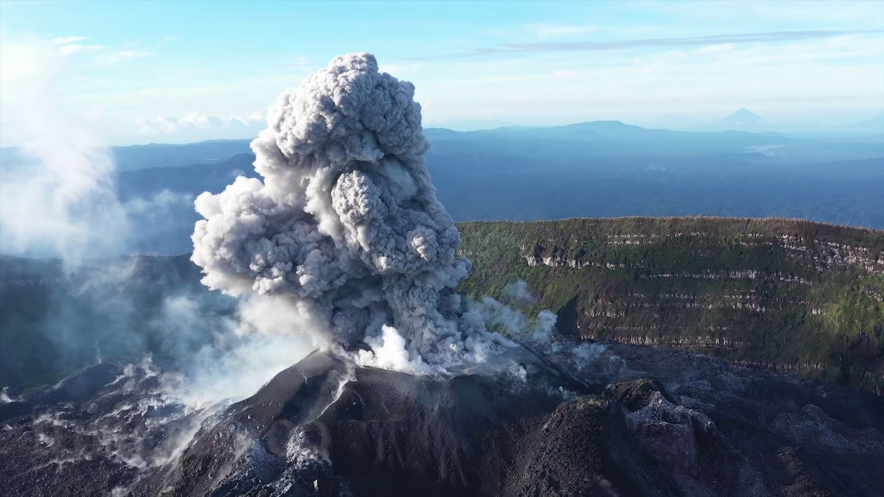 印度尼西亚伊布火山喷发,火山灰柱高达3500米