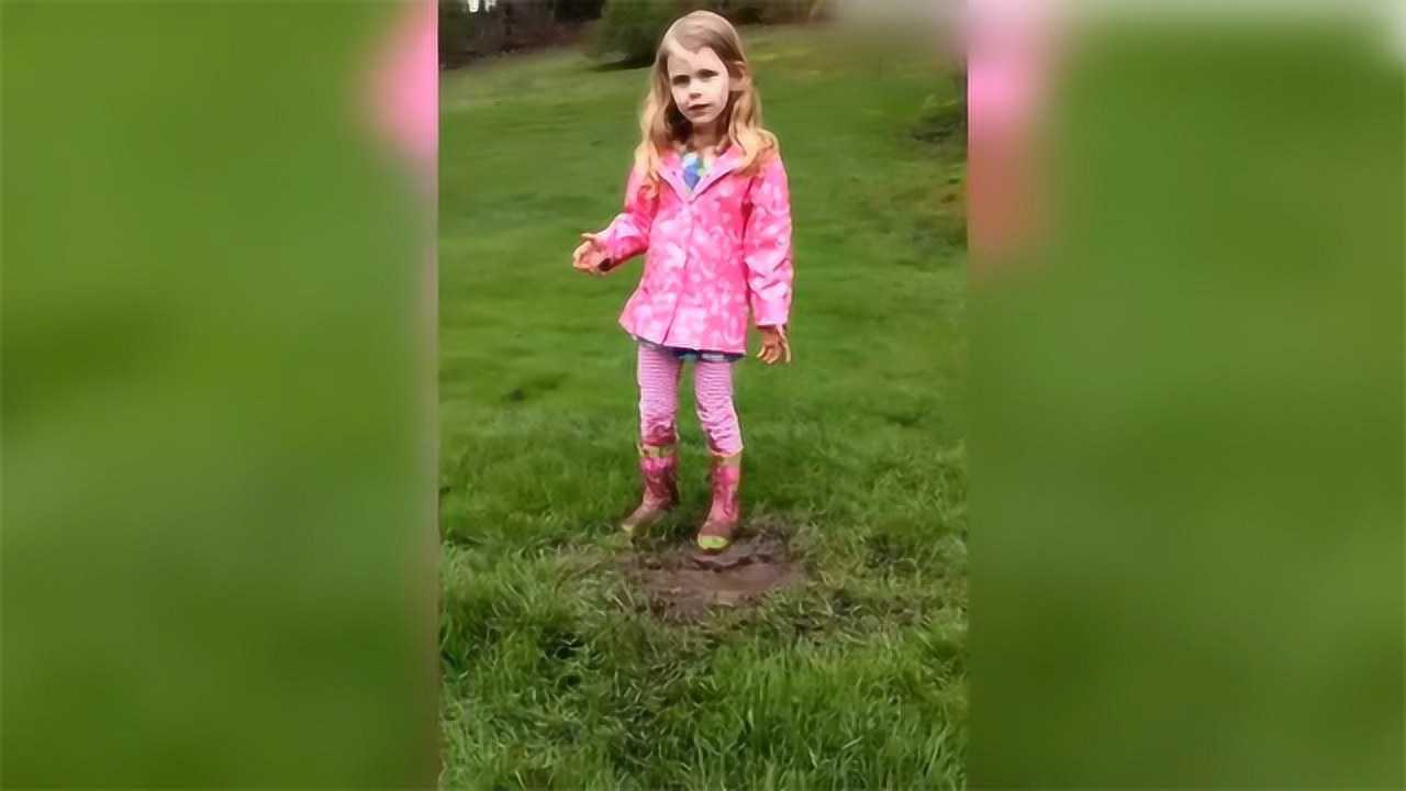 小女孩在泥潭里玩还玩的不亦乐乎的简直太可爱了