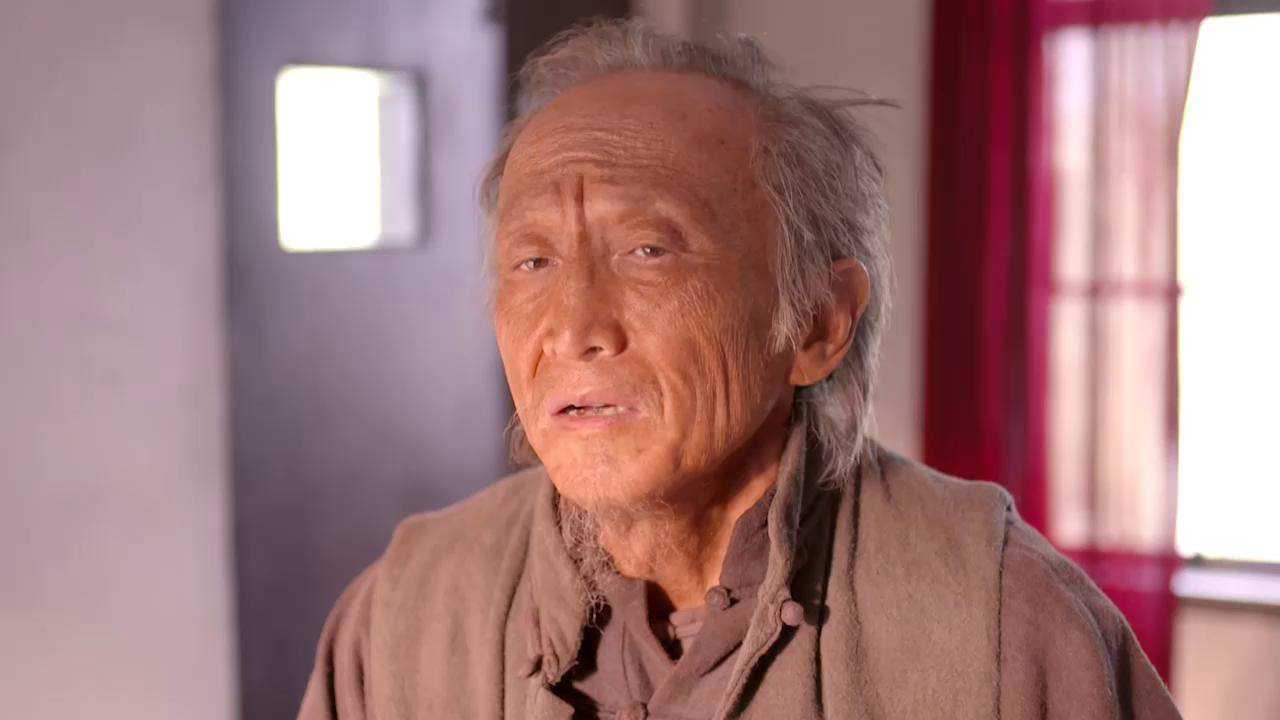 老农民终于见到周书记送上自家烙的饼下一秒竟站着死亡