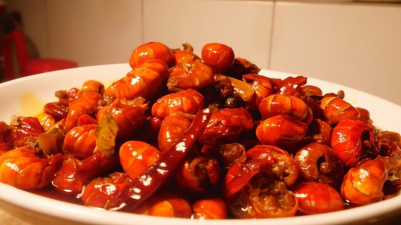 关哥教你做秘制炒虾尾,在家做出饭店的味道,香辣过瘾,味道超赞