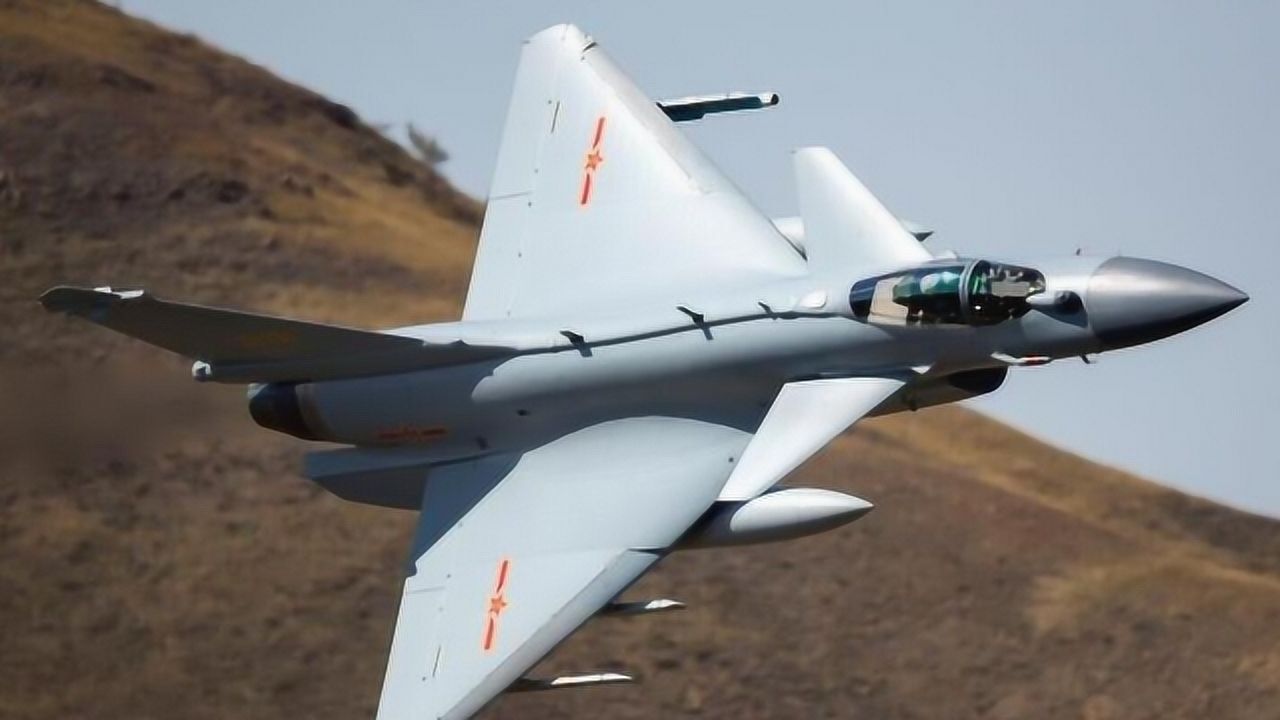 穿越峡谷!歼-10c战机秀超低空突防 副油箱和受油管清晰可见_腾讯视频
