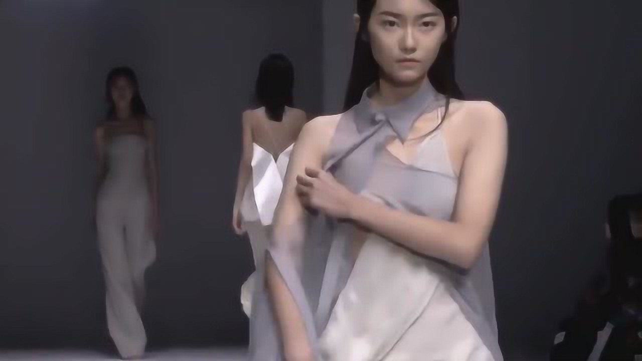 时装秀，美女模特走秀突然发生失误，衣服滑落_腾讯视频