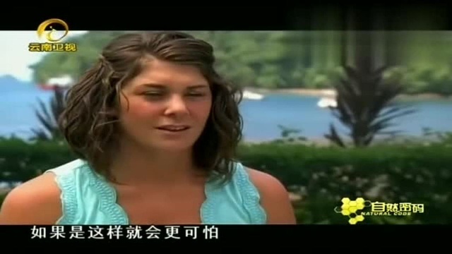 黑枪鱼被鱼钩缠住,愤怒的黑枪鱼选择自卫,将鱼嘴刺进小伙喉咙里