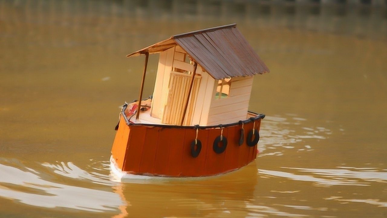 牛人用木片制作动力小船搭载上发动机木船可以在水面自动航行