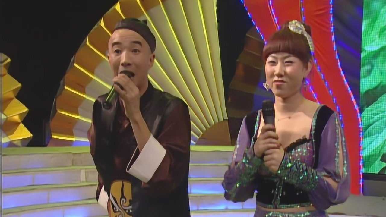 二人转灌口绝活《擦皮鞋》,考验嘴皮子功夫,这两口子真可以!