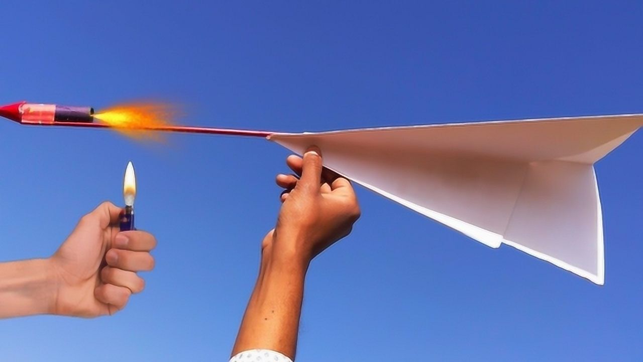 将纸飞机绑在冲天爆竹上,它能跟着一起上天?感觉到达了人生巅峰