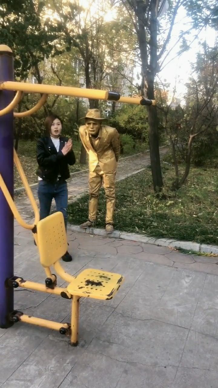 居然脱我鞋挠我脚，你活腻了吧_高清