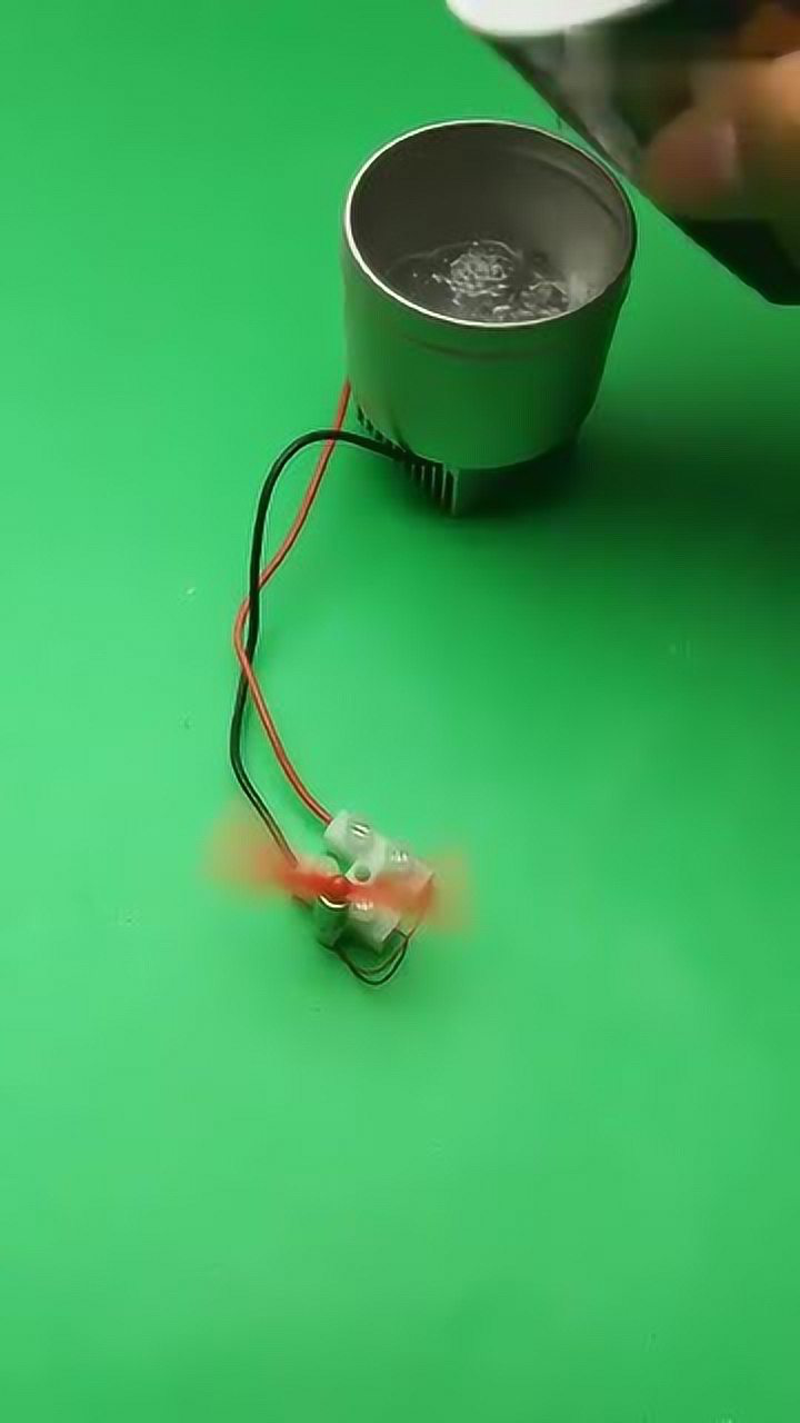 牛人制作热水发电机带动风扇好凉快这是什么原理