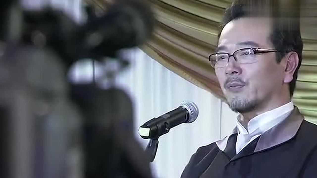 美女跟莫绍谦打招呼慕咏飞看后吃醋了她恶狠狠地瞪了美女一眼