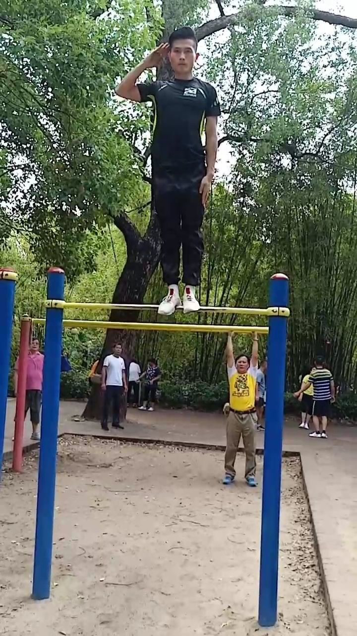 热血民间退伍兵展示杠上敬礼