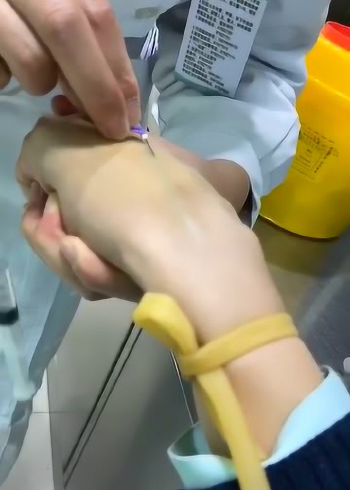 同事太可怕了,打针没松止血带就往里推药,还说怎么推不动!
