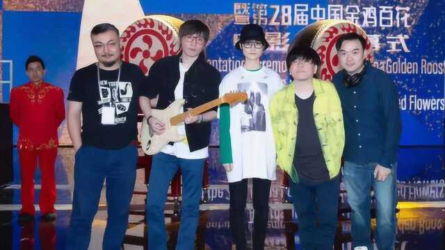 李宇春开通绿洲 分享与张亚东常石磊赵兆武勇恒排练合照