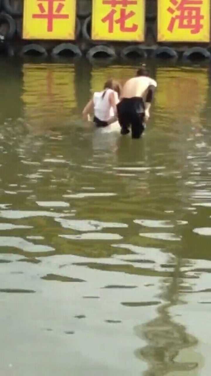 美女湿身了，在水里不出来，还做这种事_高清