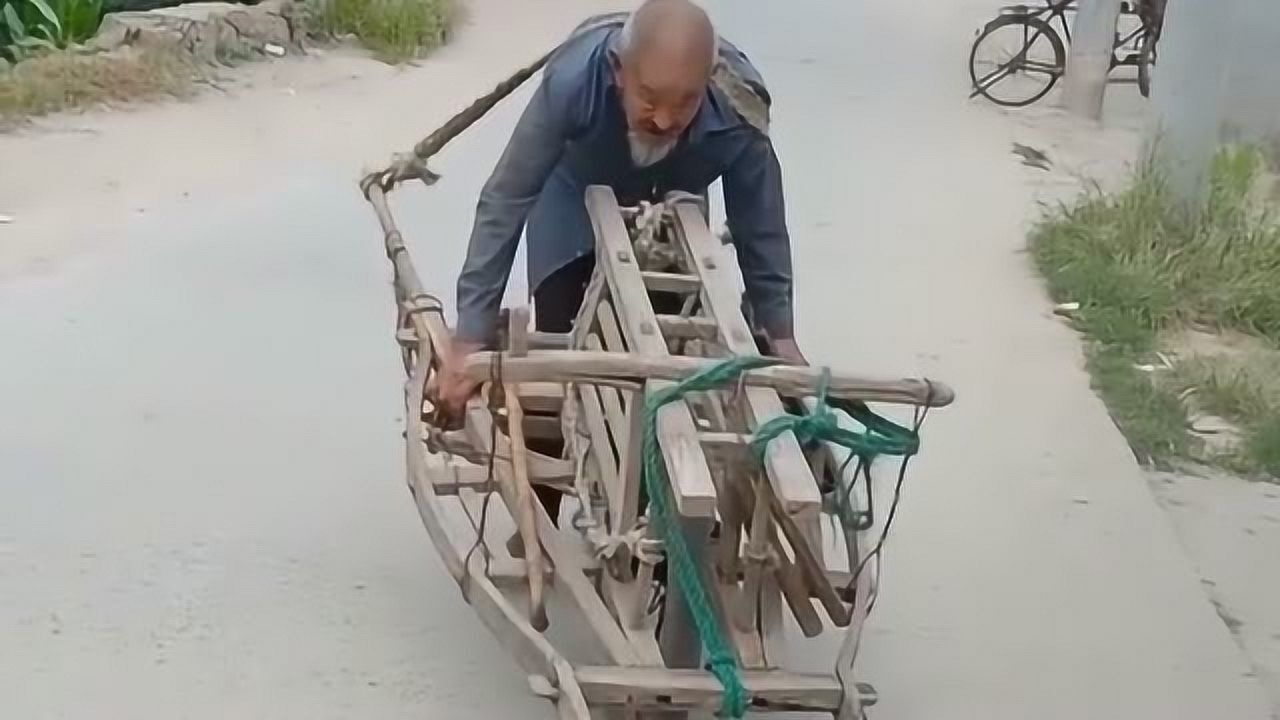 推车的爷爷曾是抗日老英雄,他不图名利一直生活在老家,还不停的劳作!_