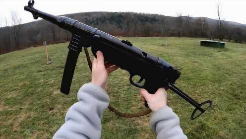 MP40冲锋枪，二战时期曾被广泛应用，常被称为“施迈瑟冲锋枪”