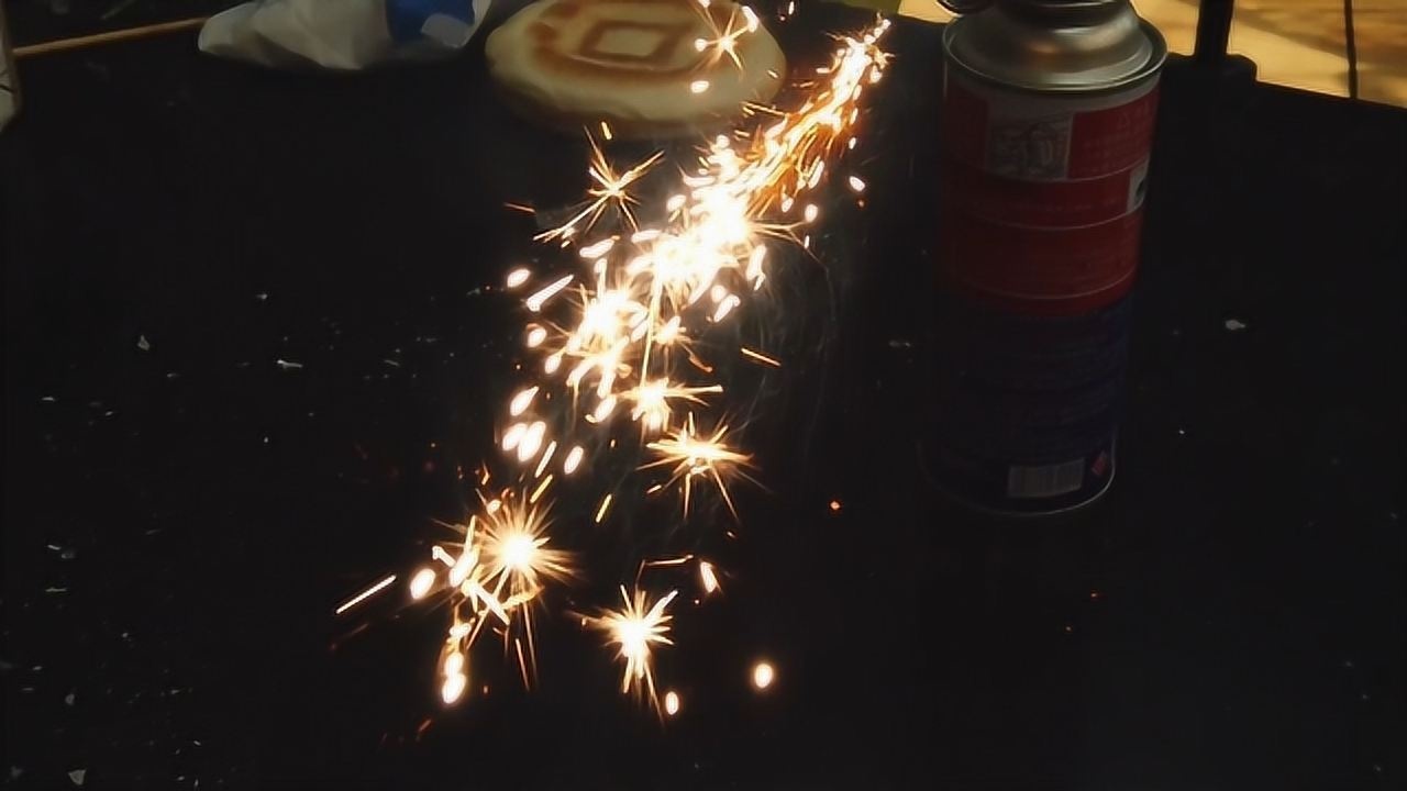 用4倍慢动作相机拍摄火花粉,太漂亮了,这是魔术师用的魔术道具