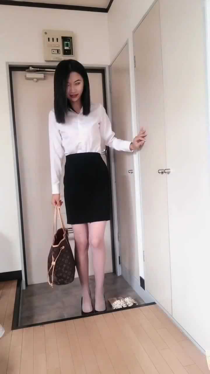 职场女神下班回家,脱鞋露出迷人丝袜小脚丫时,你会喜欢吗?_腾讯视频