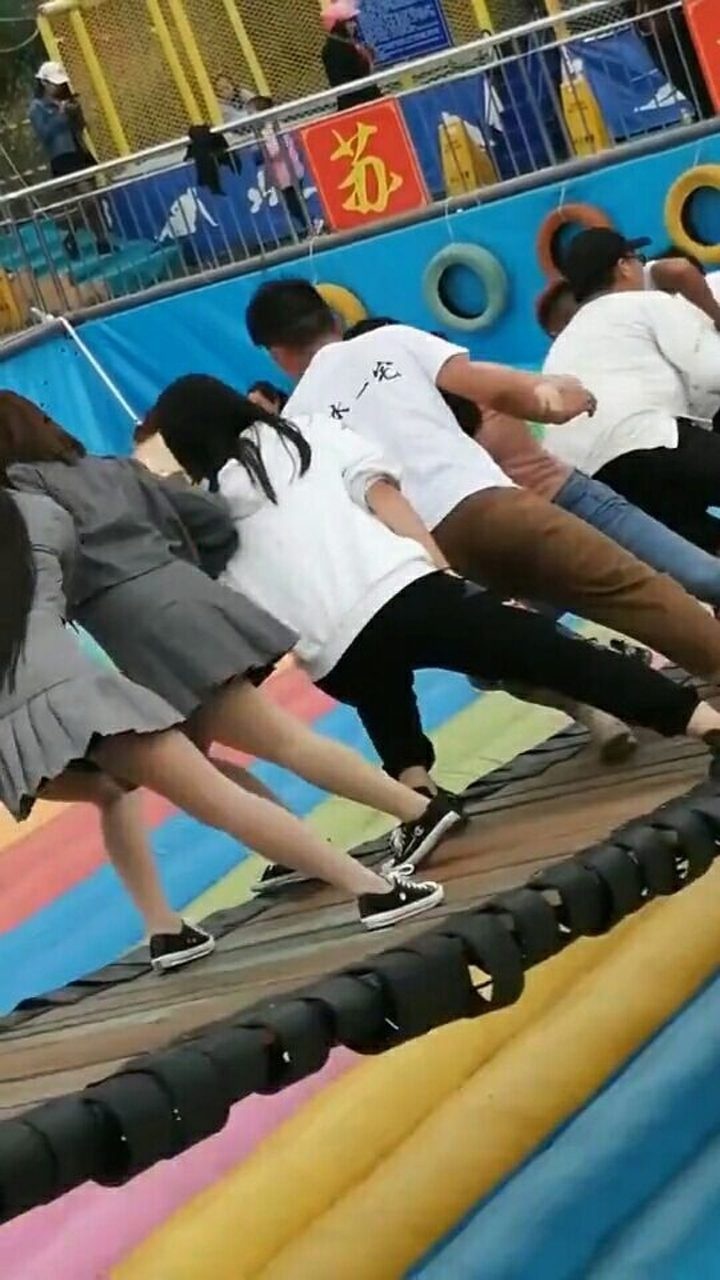 小姐姐的裙子都掀起来看到了吗