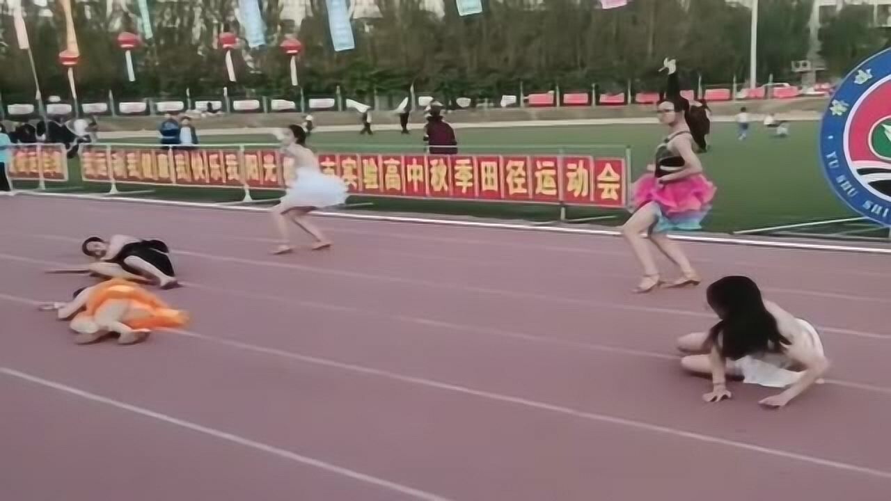 现在的女大学生，真的是太开放了，穿着超短裙在学校跳舞不怕走光吗！_高清