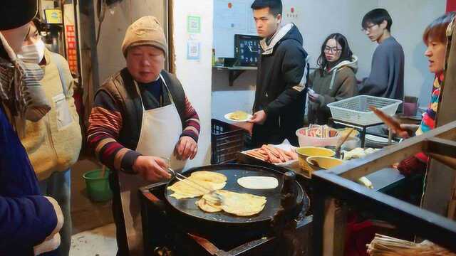 徐州人均5元小吃,半夜开门疯排队,小菜免费管够,年轻人挤满屋