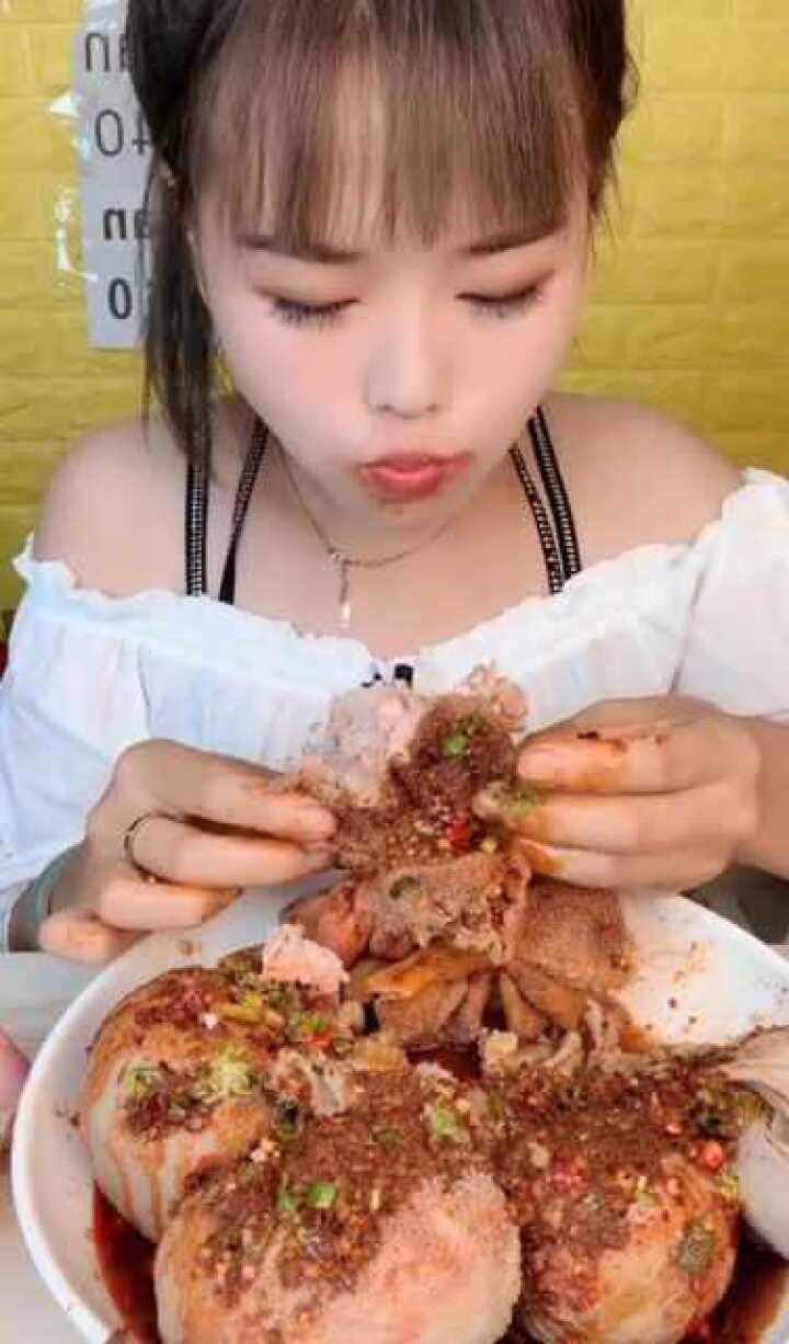 网红吃播小萱今天吃肚包羊脑看着都刺激