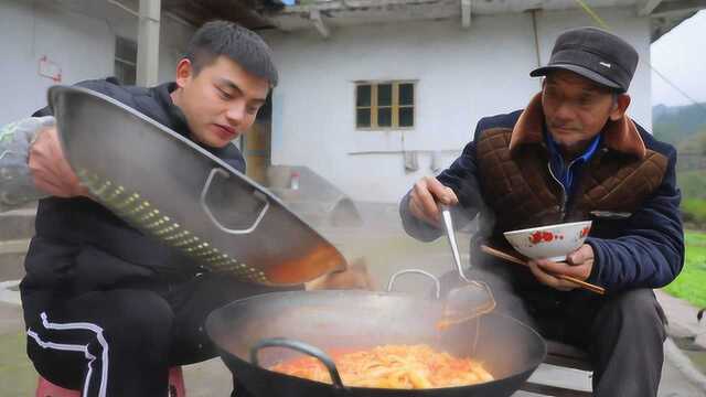 都说韩国部队火锅很好吃?今天买来做一大锅,爷爷的评价最实在