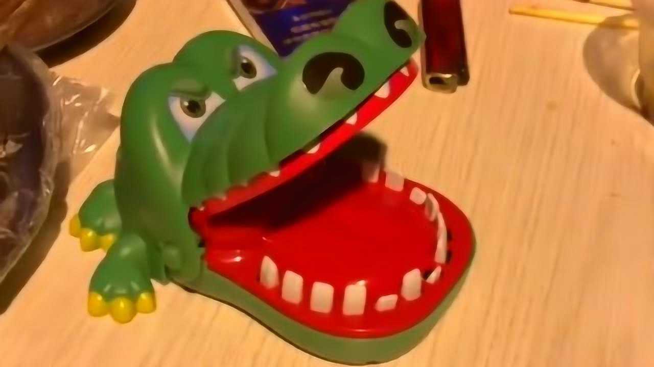 朋友聚餐想出喝酒小游戏,当喊出七杯后,鳄鱼忍不住要咬人了!