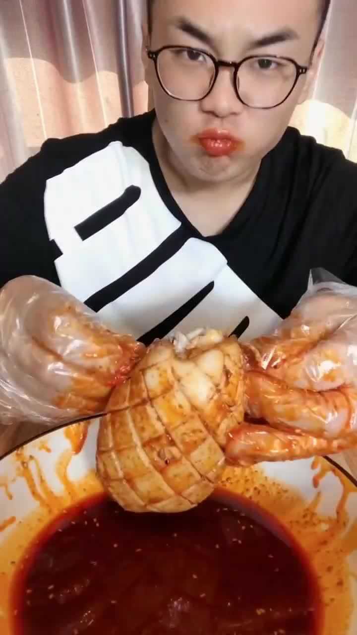 小伙吃鱿鱼,还要爆头,网友:太会玩了