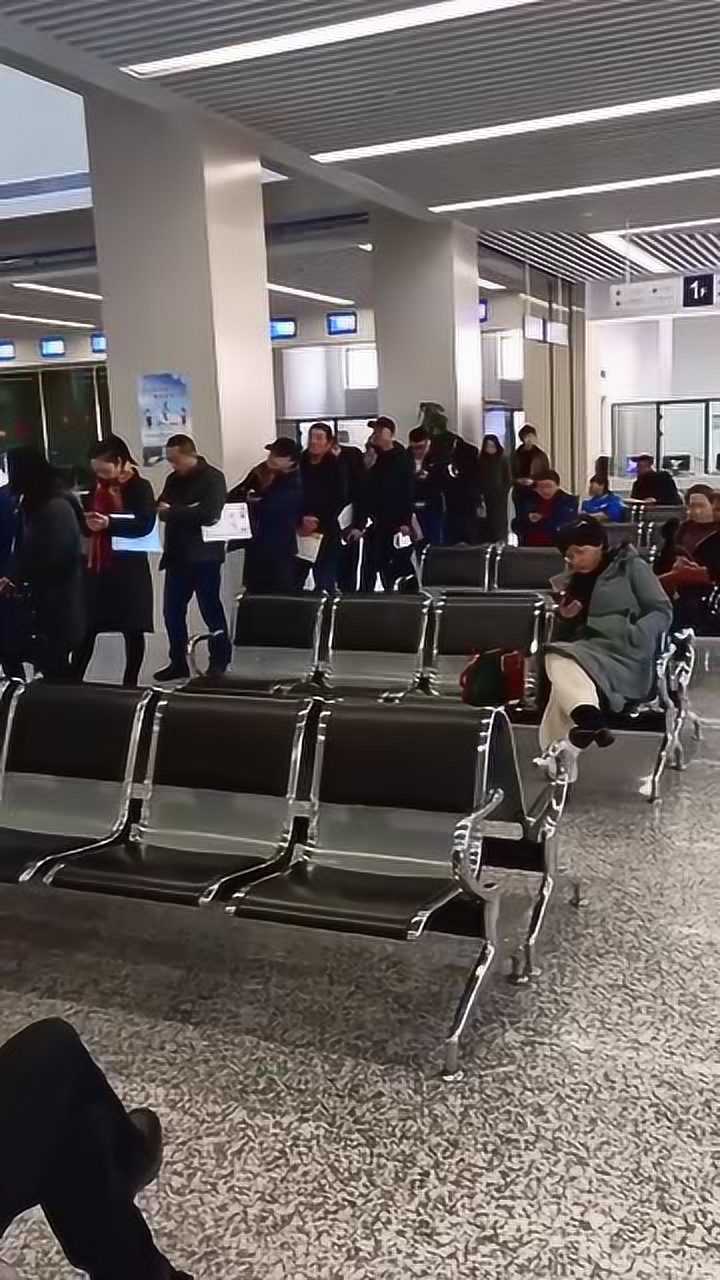 如今社会怎么了?这年头民政局离婚的都排队了