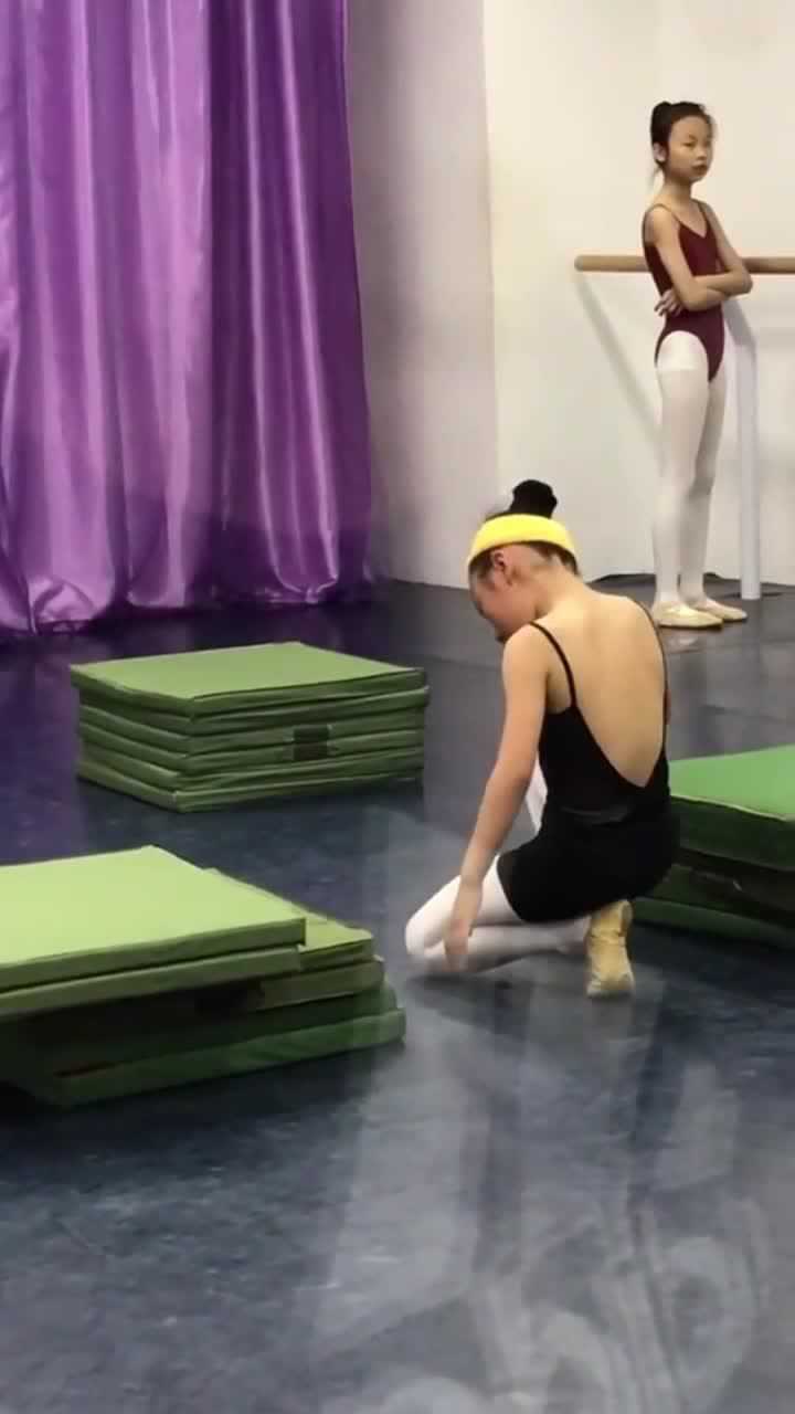 舞蹈房拍到的一幕姑娘耗胯时疼哭了擦完眼泪立马又支棱起来