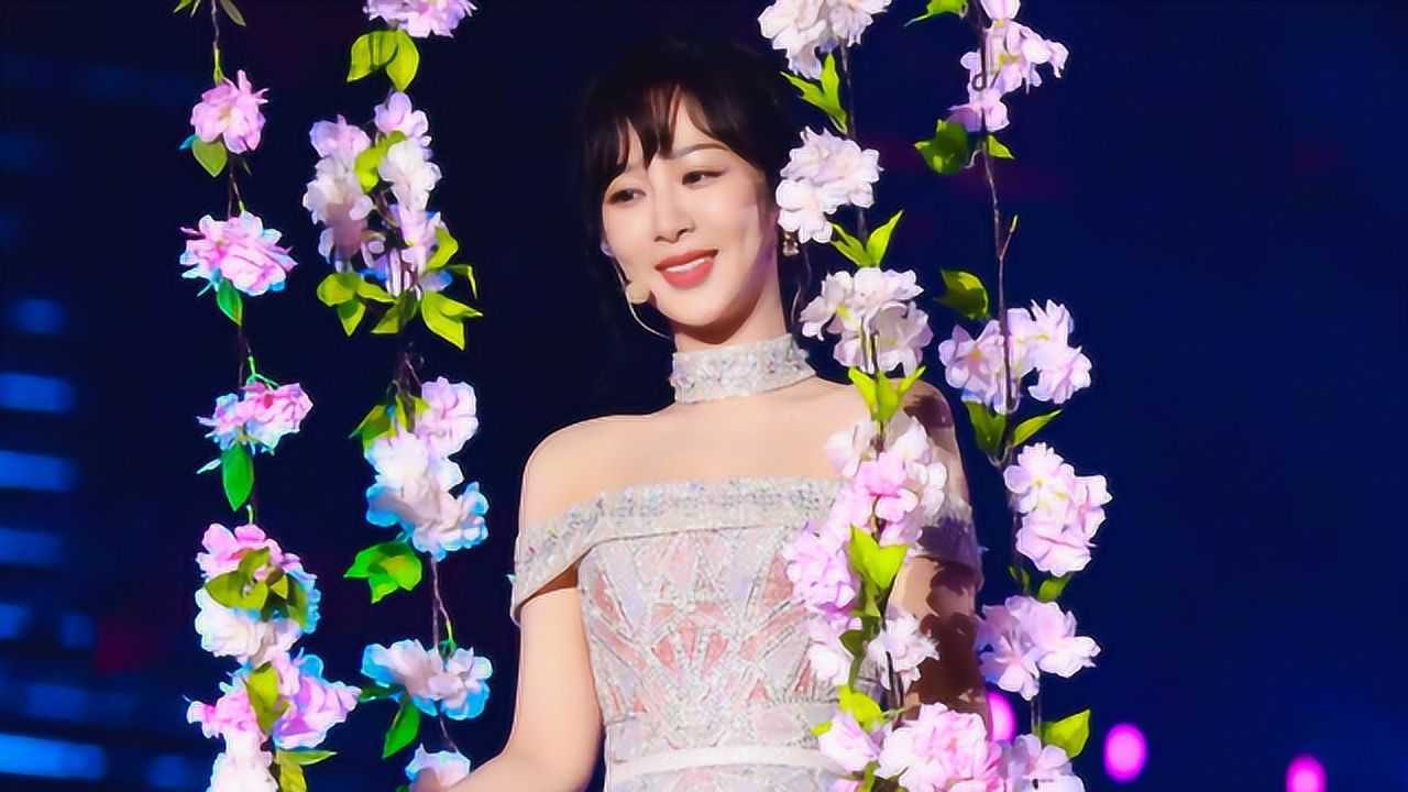 杨紫跨年晚会坐"高空秋千"献唱,一袭纱裙甜美亮相,堪比仙女下凡