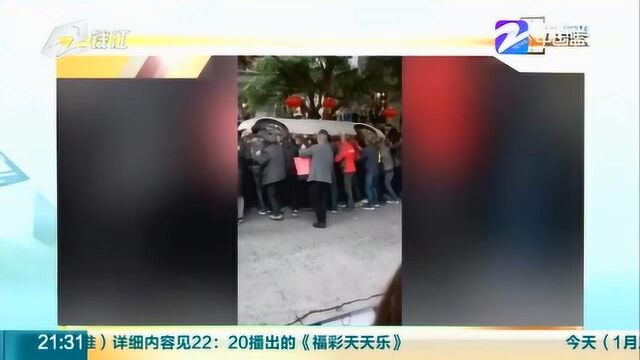 重庆渝北区一小区发生火灾 消防通道被堵 众人合力掀翻轿车清路