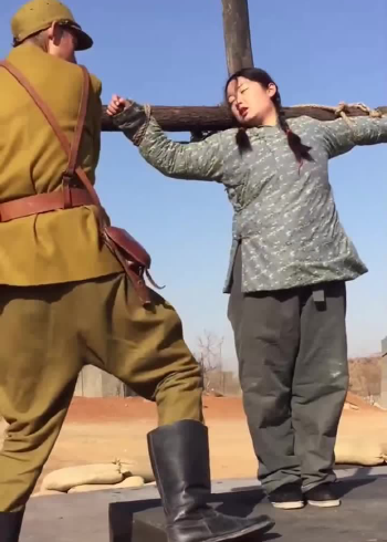 实拍拍戏现场,鬼子拿着鞭子抽美女,网友你看她都快睡着了!