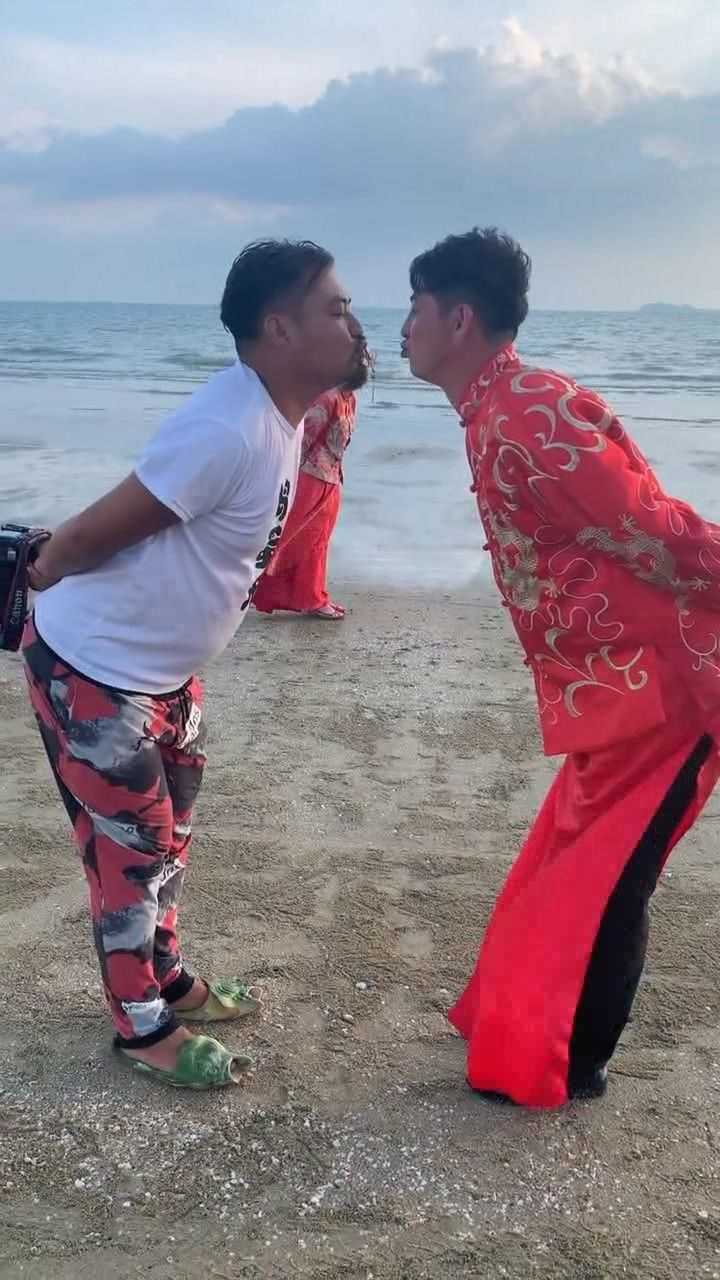 厉害了你们,当众亲嘴,还是两个男的!
