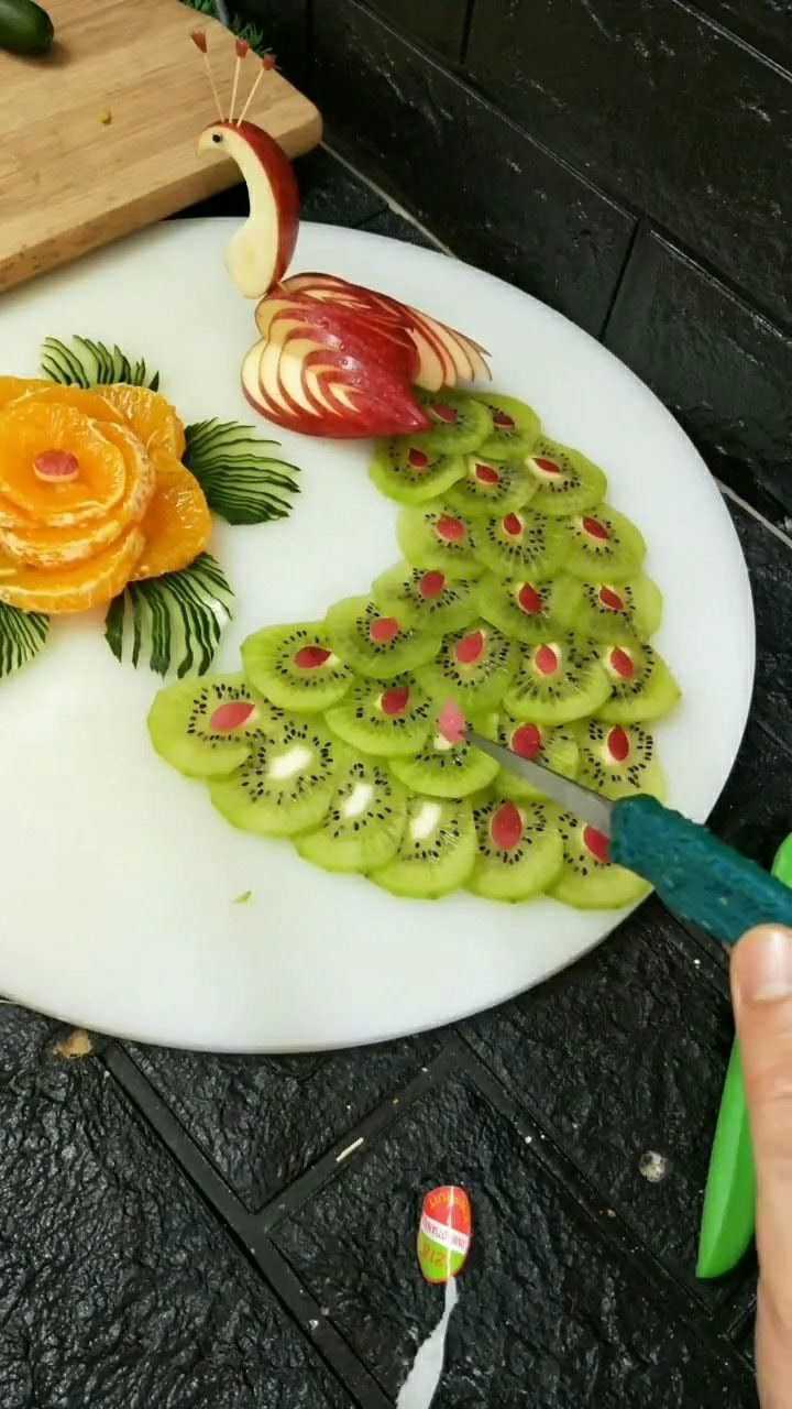 今天给大家分享一下,用水果做的孔雀拼盘!