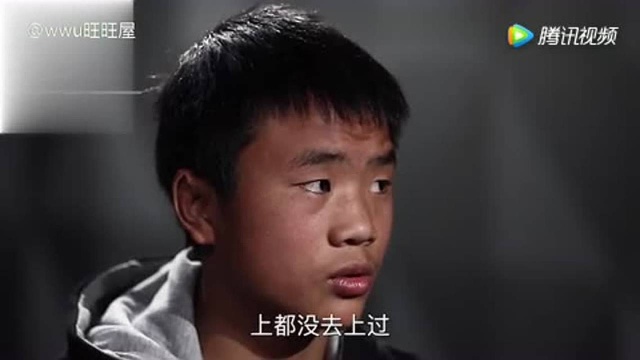 格斗少年小吾接受正规教育 一笔一划写下自己名字!