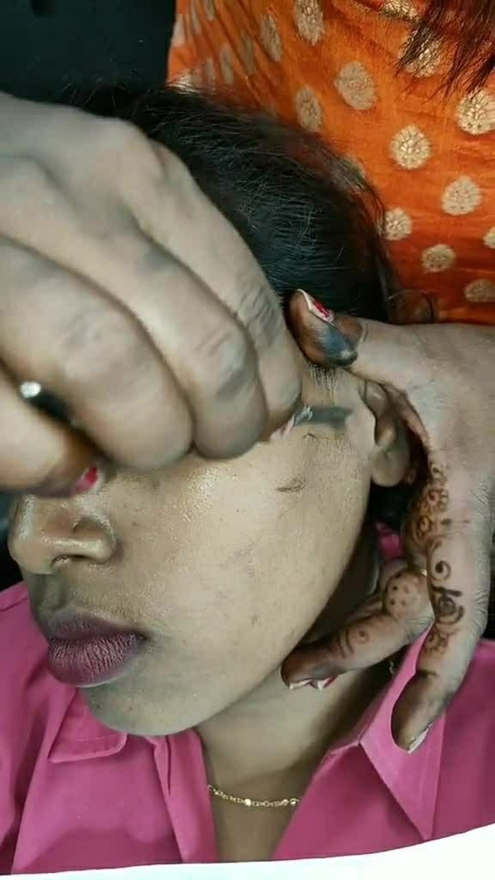 印度女人刮脸毛,印度人的毛发好多!